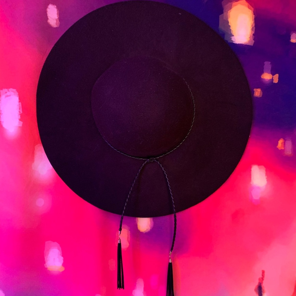 Black witchy round hat. New